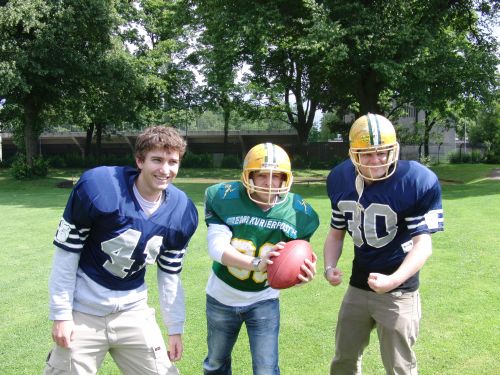 Auch der Julian sieht aus, als hätte er jahrelang aktiv Football gespielt... Auch der Julian sieht aus, als hätte er jahrelang aktiv Football gespielt...