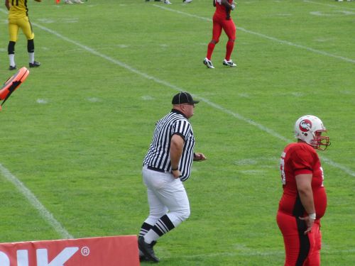 Football Schiedsrichter - ich glaube er hat selbst mal gespielt Football Schiedsrichter - ich glaube er hat selbst mal gespielt
